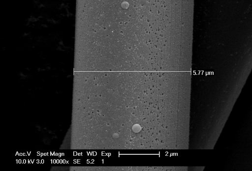 Микроснимок активированного углеволокна (видны поры)